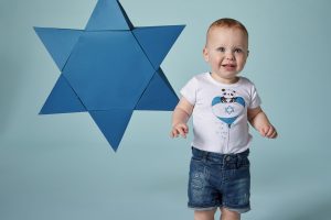 שילב רשת החנויות לתינוקות וילדים מציגים: חוֹגְגִים עַצְמָאוּת