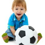 ילד משחק עם כדור