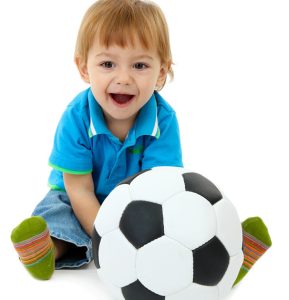 ילד משחק עם כדור